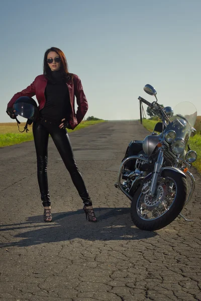 Chica motorista en una chaqueta de cuero en una motocicleta — Foto de Stock