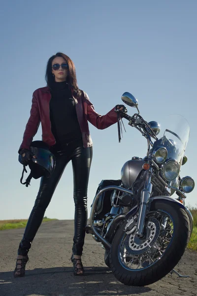 Menina motociclista em uma jaqueta de couro em uma motocicleta — Fotografia de Stock