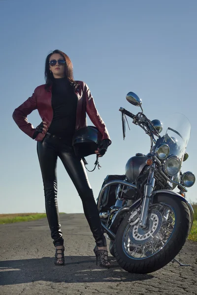 Chica motorista en una chaqueta de cuero en una motocicleta — Foto de Stock