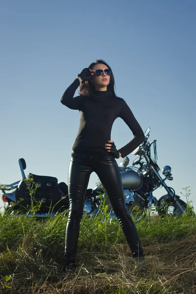 Menina motociclista em uma jaqueta de couro em uma motocicleta — Fotografia de Stock