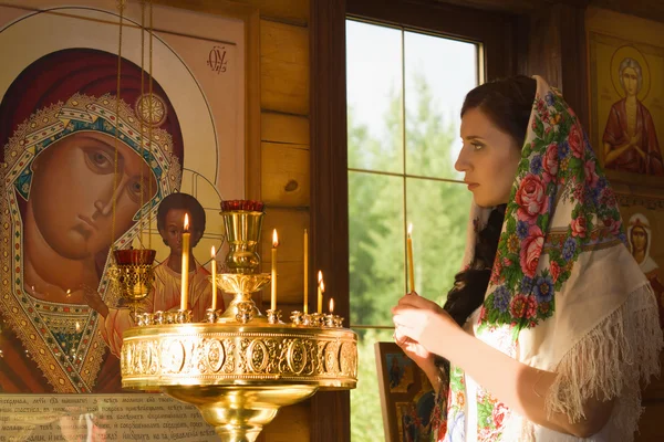 Rosyjski kobieta modli się w kościele — Zdjęcie stockowe