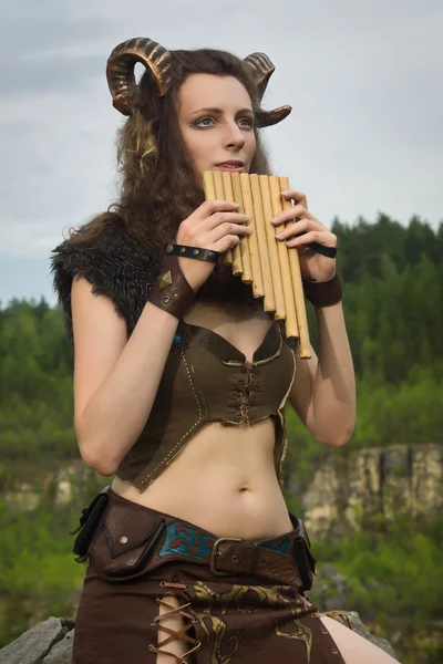 Faun feminino bonito tocando flauta — Fotografia de Stock