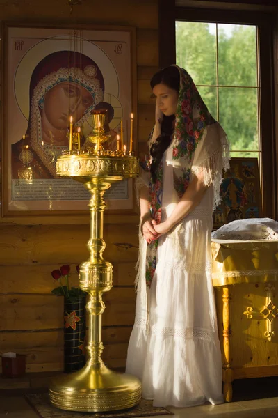 俄罗斯女人在教堂祈祷 — 图库照片