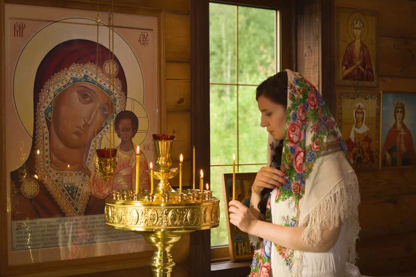 Mulher russa orando na igreja — Fotografia de Stock