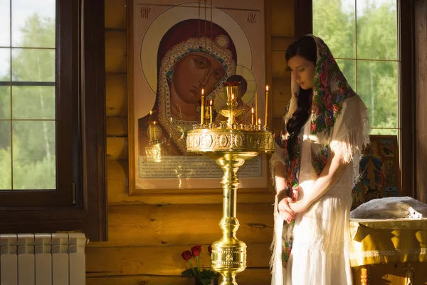 俄罗斯女人在教堂祈祷 — 图库照片