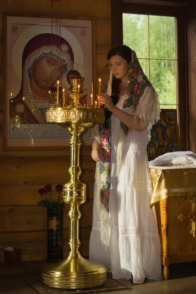 Russische vrouw in de kerk bidden — Stockfoto