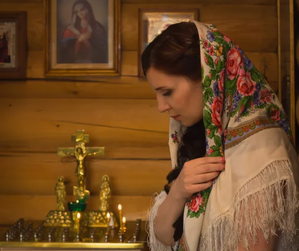 Mulher russa orando na igreja — Fotografia de Stock