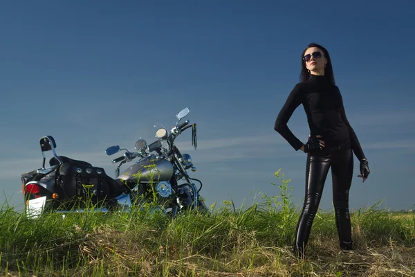 Motorkářka v koženou bundu na motorku — Stock fotografie