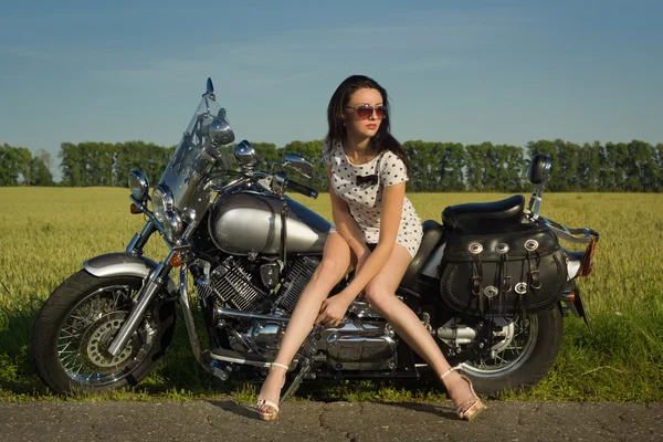 Sexy žena na motocyklu — Stock fotografie