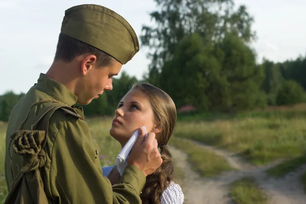 Soldado soviético dizendo adeus à menina — Fotografia de Stock