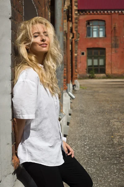 Mode buiten foto van mooie vrouw dragen van elegante kleding — Stockfoto