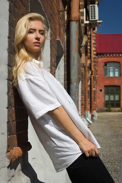 Moda foto al aire libre de la hermosa mujer con ropa elegante —  Fotos de Stock