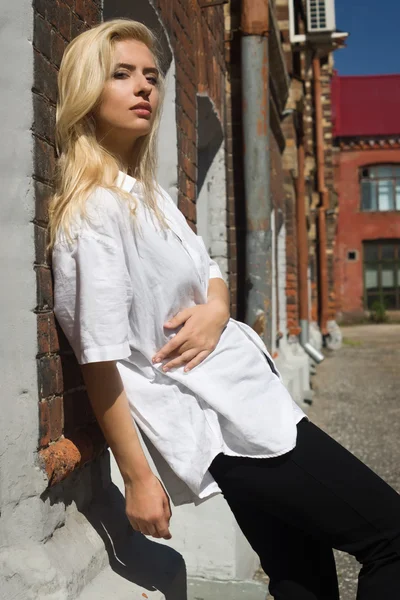 Moda foto al aire libre de la hermosa mujer con ropa elegante — Foto de Stock