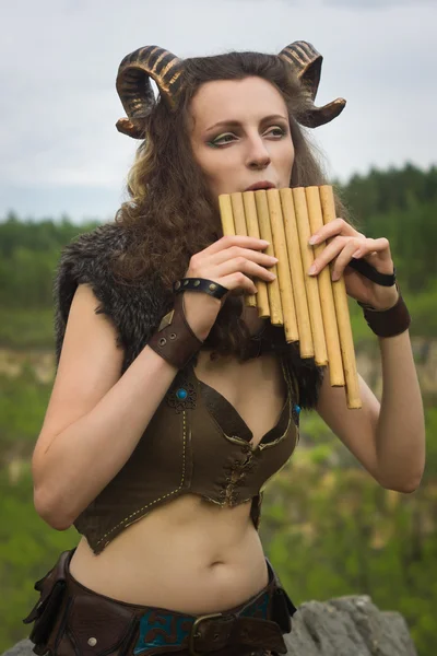 Bella fauno femminile che suona il flauto — Foto Stock