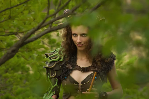 Jolie femelle faun dans un bois — Photo