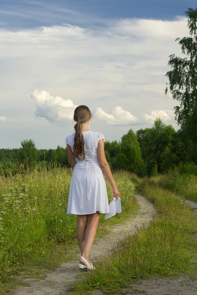 Menina russa em campos — Fotografia de Stock