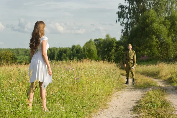 Menina feliz conhece um soldado — Fotografia de Stock