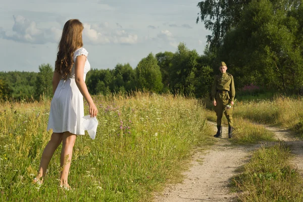 Happy girl meets a soldier — Stock Photo, Image