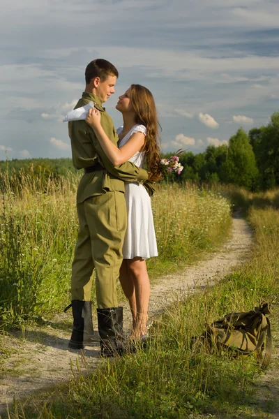 Gelukkig meisje ontmoet een soldaat — Stockfoto