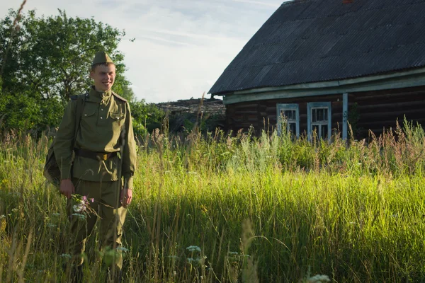 Retur av sovjetisk soldat hem — Stockfoto