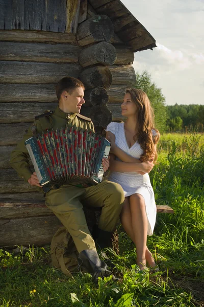 Soldat sovietic în uniformă de al Doilea Război Mondial cântând acordeon pentru a g — Fotografie, imagine de stoc