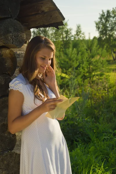 Joven chica rusa leer una carta . — Foto de Stock