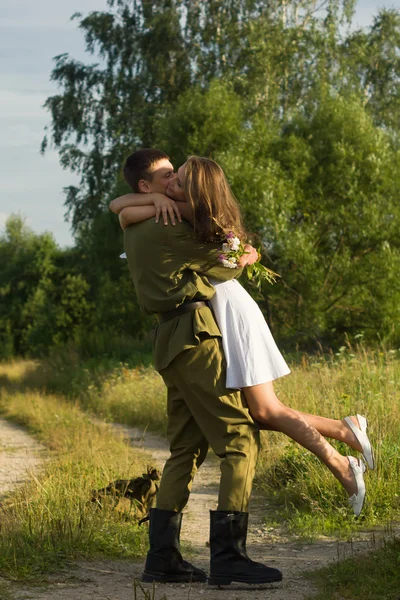 The girl kisses the military — Stock Photo, Image