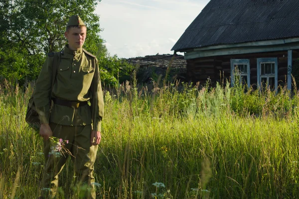 Retur av sovjetisk soldat hem — Stockfoto