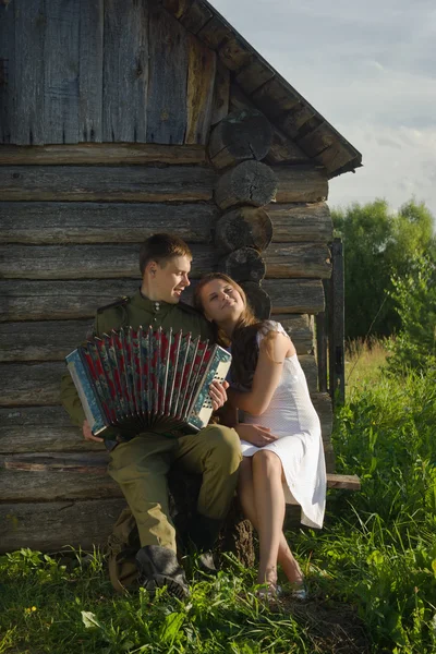 Soldat sovietic în uniformă de al Doilea Război Mondial cântând acordeon pentru a g — Fotografie, imagine de stoc