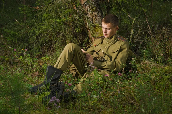 Sovyet askeri bir mektup yazar — Stok fotoğraf