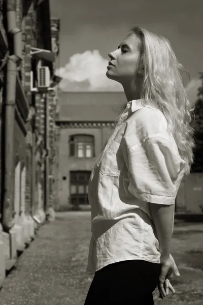 Moda foto al aire libre de la hermosa mujer con ropa elegante —  Fotos de Stock