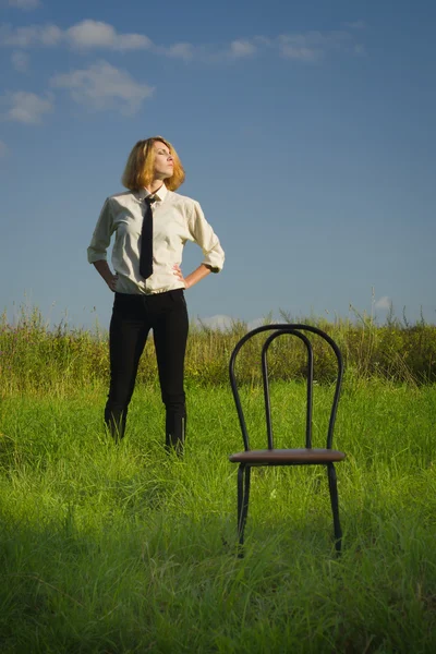 Schoonheid vrouw permanent op het veld — Stockfoto