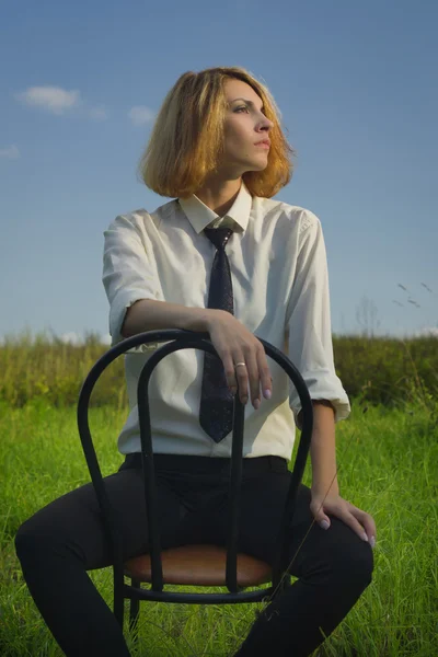 Bellezza donna seduta sulla poltrona al campo — Foto Stock