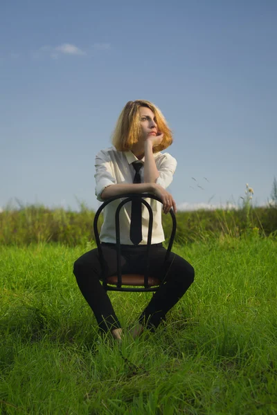Krása ženy sedící v křesle na pole — Stock fotografie