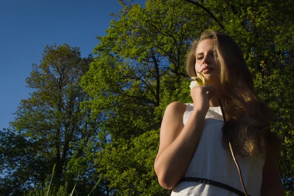 Bella ragazza con un giglio d'acqua bianca in mano — Foto Stock