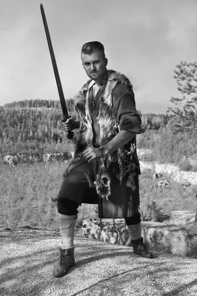 Viking útoky s mečem — Stock fotografie