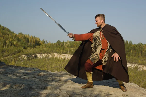 Vikingo atacando con una espada —  Fotos de Stock