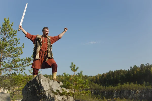 Vikingo atacando con una espada —  Fotos de Stock