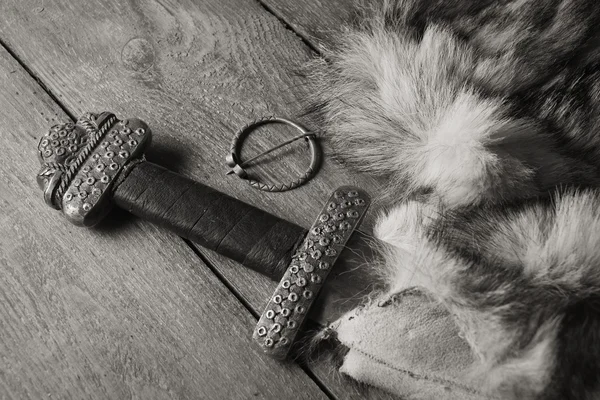Wikingerschwert auf einem Pelz — Stockfoto