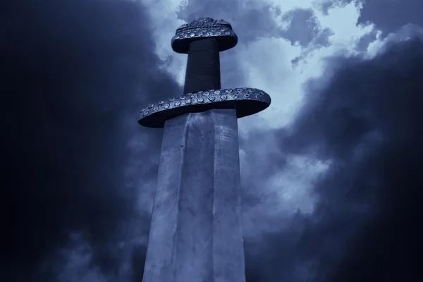 Średniowieczny miecz Wikingów przeciwko dramatyczne niebo — Zdjęcie stockowe