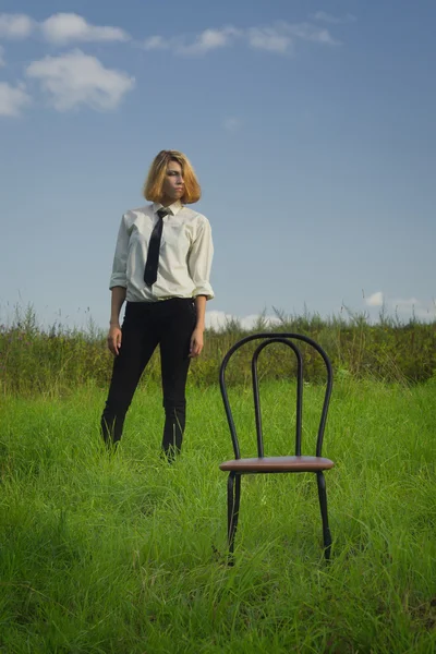 Mulher de beleza em pé no campo — Fotografia de Stock