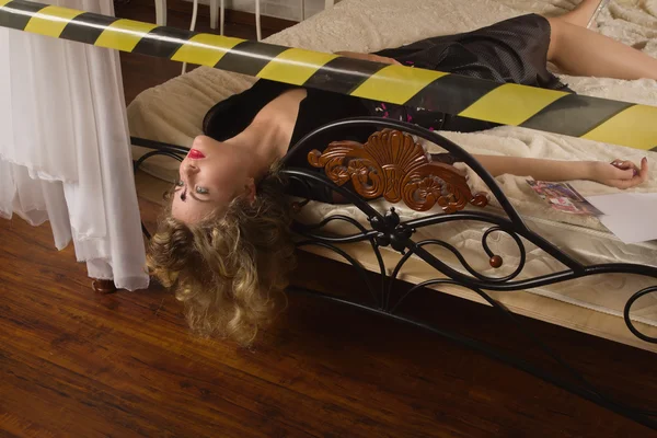 Élettelen nő feküdt egy ágyon — Stock Fotó