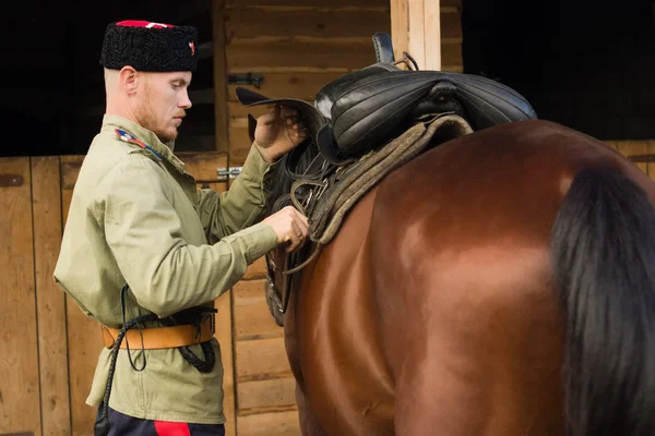 Cossaco grooming cavalo na barraca — Fotografia de Stock