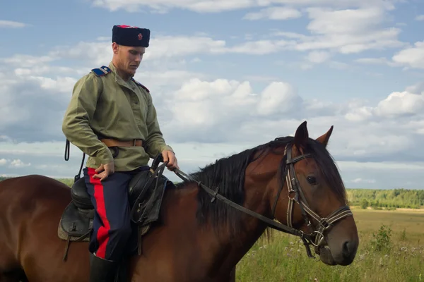 Cosaco ruso inspeccionando la frontera a caballo — Foto de Stock