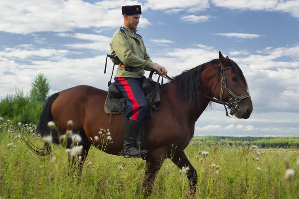 Cossaco russo inspecionando a fronteira a cavalo — Fotografia de Stock