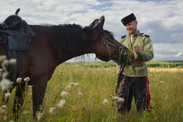 夏の畑で休んで馬とロシアのコサック — ストック写真