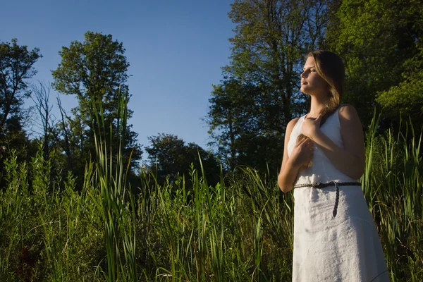 Mooie vrouw op het bos-meer — Stockfoto