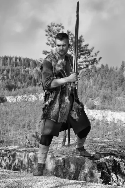 Guerriero vichingo che attacca con una spada — Foto Stock