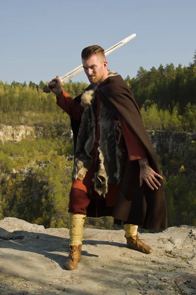 Воин викингов атакует мечом — стоковое фото