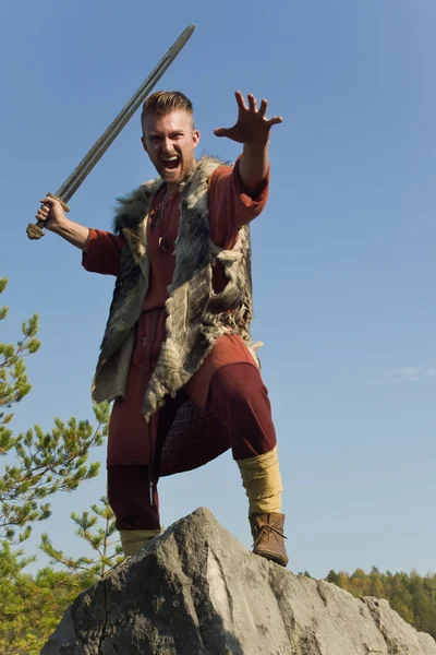 Guerrero vikingo atacando con una espada — Foto de Stock